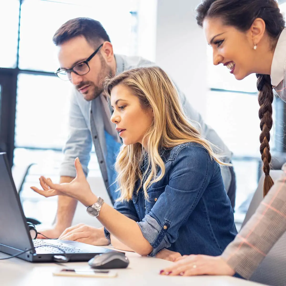 Medewerkers bekijken Compano PIM data